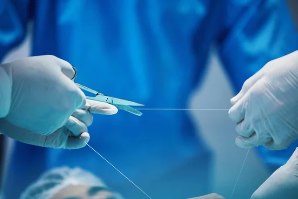 Cirurgia Mãos Fios Corte Médico Costura Paciente Procedimento Cirúrgico Com — Fotografia de Stock
