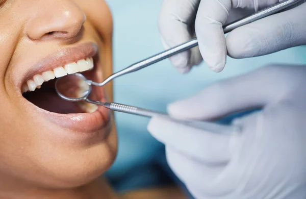 Dentista Assistenza Sanitaria Mani Bocca Del Paziente Strumenti Medici Chirurgia — Foto Stock