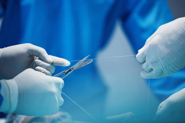Cirurgia Mãos Médico Cortar Fio Costura Paciente Procedimento Cirúrgico Com — Fotografia de Stock