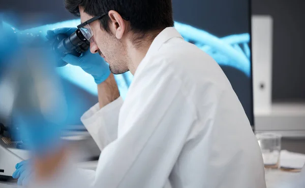 Nauka Dna Mikroskop Człowiekiem Laboratorium Badań Farmacji Medycyny Medycyna Opieka — Zdjęcie stockowe