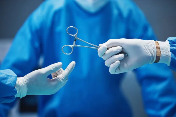 Cirurgia Enfermeira Mãos Tesoura Médico Com Medicina Procedimento Cirúrgico Close — Fotografia de Stock