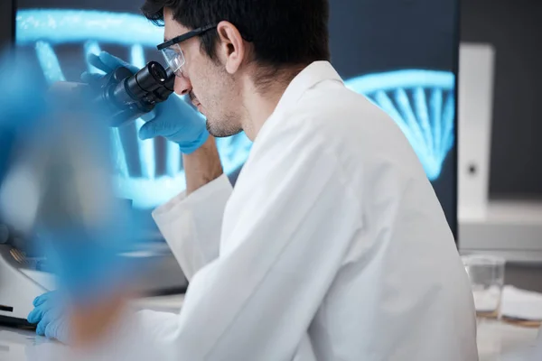 Wetenschap Onderzoek Microscoop Met Mens Het Laboratorium Voor Dna Farmacie — Stockfoto