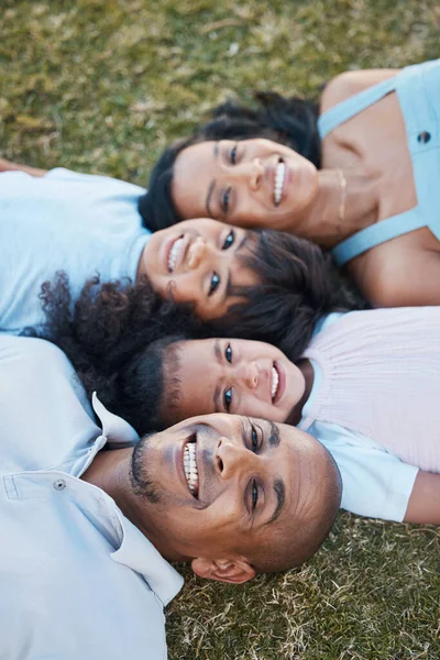 Aile Mutlu Portre Bahçede Anne Baba Çocuklarla Birlikte Çimlerde Uzanmak — Stok fotoğraf