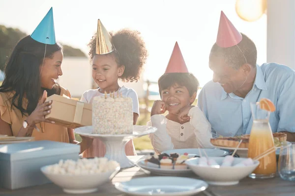 生日那天 父母和孩子们一起在公园里为活动 庆祝和户外聚会准备蛋糕 社交聚会和母亲 带着孩子带着蛋糕野餐的父亲 礼物和惊喜 — 图库照片