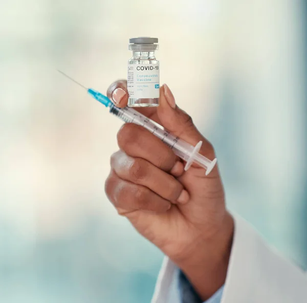 Gesundheitsversorgung Enge Hand Des Arztes Mit Spritze Und Covid Impfstoff — Stockfoto