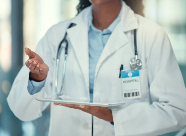 Zbliżenie Lekarz Czarna Kobieta Tabletem Cyfrowym Telezdrowia Połączenia Szpitalu Sieci — Zdjęcie stockowe