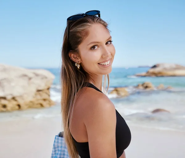 Mujer Retrato Sonrisa Playa Con Viajes Vacaciones Tropicales Verano México —  Fotos de Stock