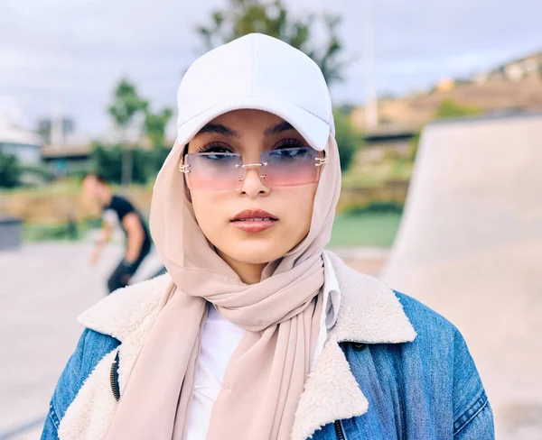 户外穿着帽子和围巾的阿拉伯女人的肖像 时尚或太阳镜 以体现当代风格 伊斯兰教 信仰和头巾 与身穿现代眼镜的年轻时髦穆斯林女子合影 — 图库照片