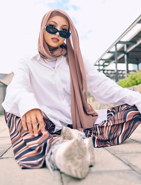 サングラスと現代的なスタイルのためのスカーフでイスラム教徒の女性の屋外での肖像画 ファッションや伝統 現代の衣服の外に座っている流行の若いイスラム教徒とイスラム教 信仰やヒジャーブ — ストック写真