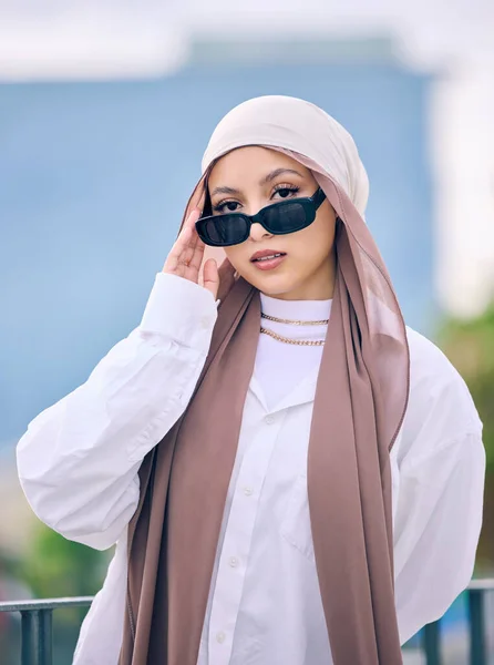 Retrato Moda Gafas Sol Con Una Mujer Musulmana Dubai Con —  Fotos de Stock