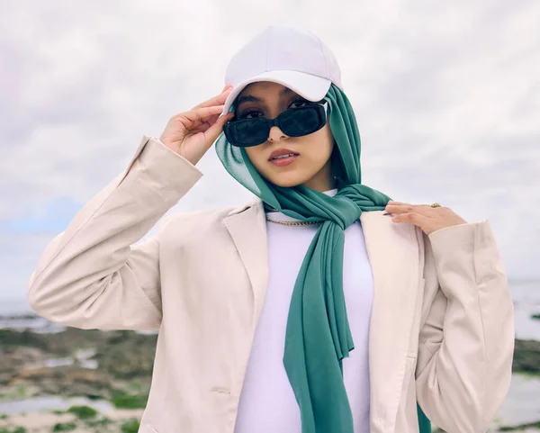 Retrato Moda Óculos Sol Com Uma Mulher Islâmica Livre Boné — Fotografia de Stock