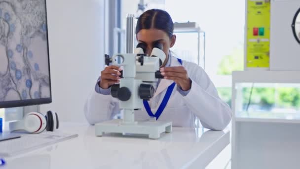 Медицинская Microscope Проверка Женщина Научный Исследователь Dna Исследований Лабораторных Работ — стоковое видео