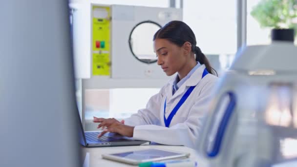 Дослідження Вченого Жінки Ноутбука Лабораторії Біотехнологій Медичної Аналітики Комп Ютерний — стокове відео