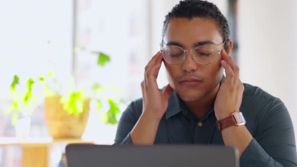 Hombre Creativo Portátil Dolor Cabeza Estrés Agotamiento Exceso Trabajo Con — Vídeos de Stock