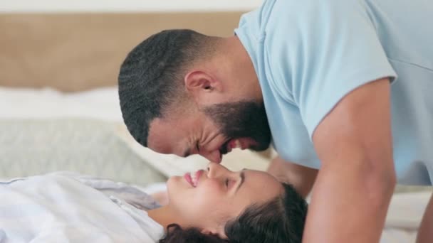 在埃及酒店的客房里 放松快乐的情侣情谊 在假日 度假或度蜜月时的爱情和友情 高质量的时间 早上和家里的男人 女人或人一起在床上擦鼻涕 — 图库视频影像