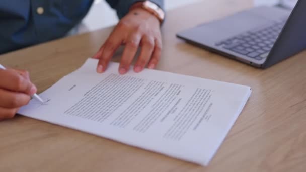 Adamı Yazı Imzası Kontrat Başvurusu Için Belgeye Ofis Masasındaki Yasal — Stok video