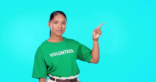 Mujer Voluntaria Señalando Espacio Vacío Aislado Texto Fondo Azul Colocación — Vídeos de Stock