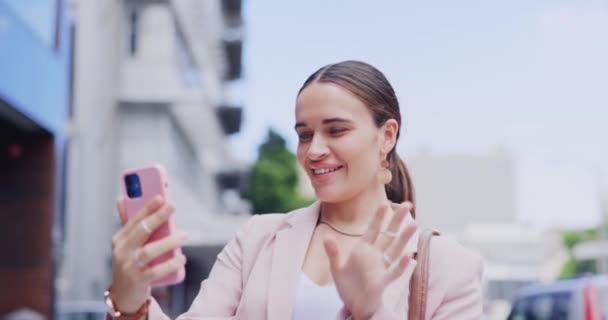 Video Görüşmesi Sallama Şehirde Telefonu Olan Bir Kadın Şehir Sokağındaki — Stok video
