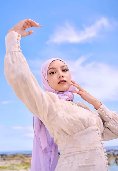 現代的なスタイルのスカーフで青い空の背景にイスラム教徒の女性と肖像画 ファッションや信仰 イスラム教 ヒジャーブの流行の若いアラブ人と現代の服の外にポーズ — ストック写真