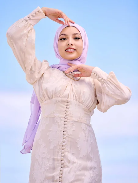 Retrato Moda Com Uma Mulher Muçulmana Feliz Fundo Céu Azul — Fotografia de Stock