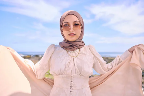 サングラスと現代的なスタイルのためのスカーフのアラブ女性の屋外での肖像画 ファッションや宗教 イスラム教徒 信仰とドレスで流行の若いイスラム教徒の人が現代の服で外にポーズ — ストック写真