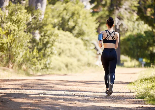 Женщина Фитнес Бег Природе Физических Упражнений Кардио Тренировки Тренировки Открытом — стоковое фото