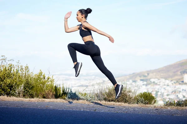 Kvinna Fitness Och Löpning Hoppa Berget För Träning Träning Eller — Stockfoto