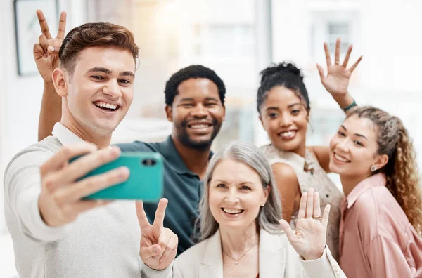 創造的な会社のビジネスやチームでのチームワークのグループ 多様性と自撮りは一緒に笑顔 同僚や私たちのウェブサイトのための幸せな写真で専門の企業のオフィスの労働者 — ストック写真