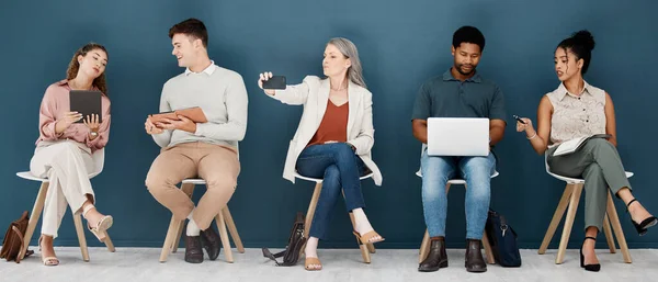 技术和商务人员 等待工作面试 职位空缺和工作机会 多样性以及男子和妇女在电话 平板电脑和膝上型计算机上为会议做准备 — 图库照片