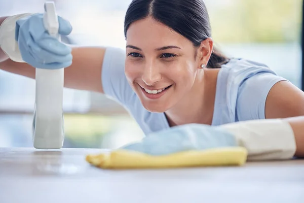 Mujer Feliz Ama Llaves Detergente Para Limpieza Mesa Higiene Bacterias — Foto de Stock