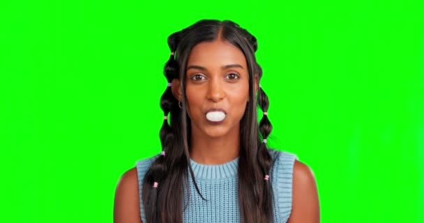 Face Mulher Bubblegum Soprando Tela Verde Fundo Cor Estúdio Retrato — Vídeo de Stock