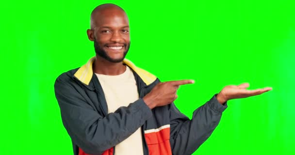 緑の画面の顔 笑顔と手のスペース 製品配置のプロモーションや広告モックアップと黒の男 マーケティングの肖像画 商業プレゼンテーションのモックアップとスタジオの背景にクロマキー男性 — ストック動画