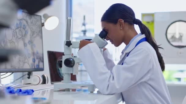 Médico Control Microscopio Mujer Científica Haciendo Investigación Para Adn Trabajo — Vídeos de Stock