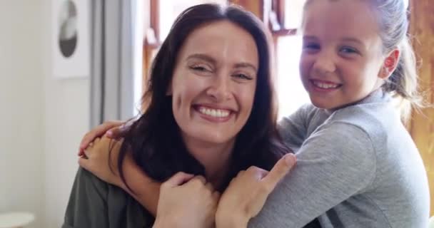 Αγκαλιά Γέλιο Και Πρόσωπο Μητέρας Και Παιδιού Αγάπη Φροντίδα Και — Αρχείο Βίντεο