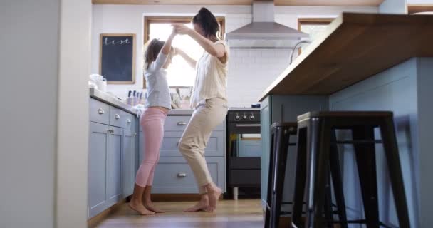 女孩和舞蹈在厨房与幸福和自由在家庭的家 带着音乐跳舞 为了成长 牵着手在早晨跳舞 精力充沛地追求快乐的生活方式 — 图库视频影像