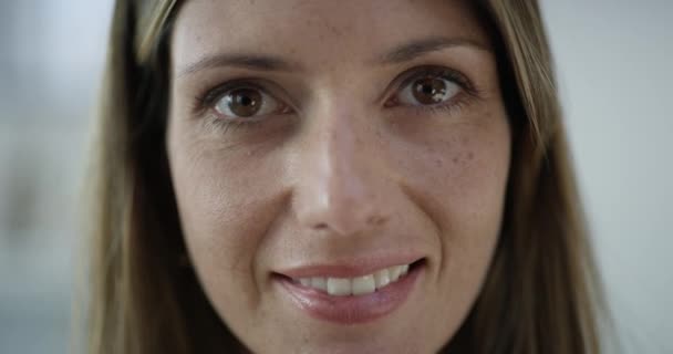 여자의 행복하거나 긍정적 집안에서 미소를 여성들의 헤드샷 — 비디오