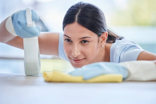 Mulher Governanta Detergente Para Limpeza Mesa Higiene Bactérias Remoção Germes — Fotografia de Stock