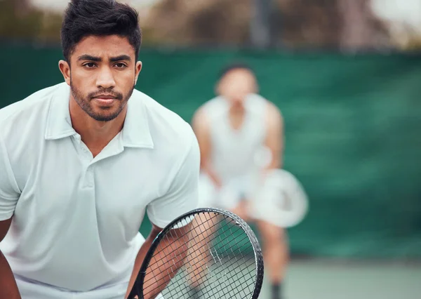 Чоловік Спортсмен Серйозний Тенісному Корті Змагань Командою Фізичних Вправ Індії — стокове фото