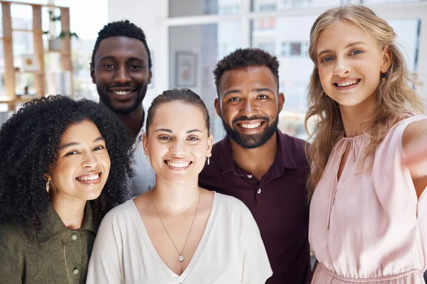 ビジネスの人 多様性と自撮りの企業の友人 チームとの肖像画で幸せ 連帯とモチベーション 私たちについて 写真の笑顔でオフィスの男性と女性の専門家グループ — ストック写真