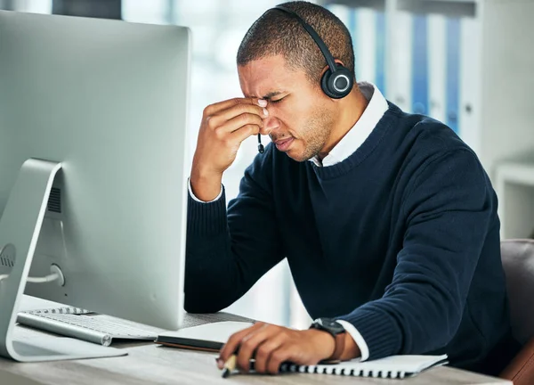 Stress Callcenter Och Man Med Ett Headset Vid Datorn För — Stockfoto