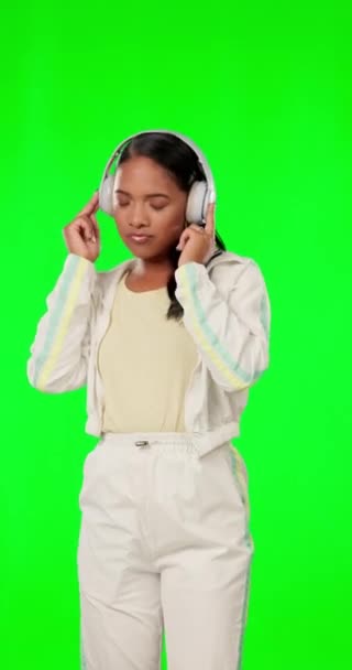 Música Auriculares Una Mujer Fondo Pantalla Verde Estudio Streaming Audio — Vídeo de stock