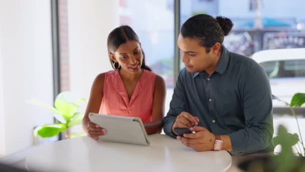 Pebisnis Kantor Dan Pertemuan Tablet Digital Pada Perencanaan Tinjauan Atau — Stok Video