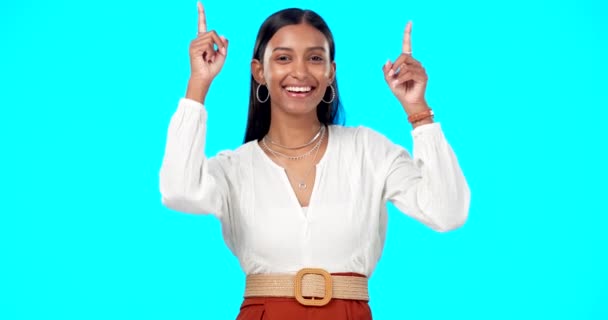 Emocionado Feliz Mujer Apuntando Hacia Arriba Maqueta Que Muestra Trato — Vídeos de Stock