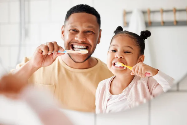 Barn Pappa Och Borsta Tänderna Familj Hem Badrum För Tandhälsa — Stockfoto
