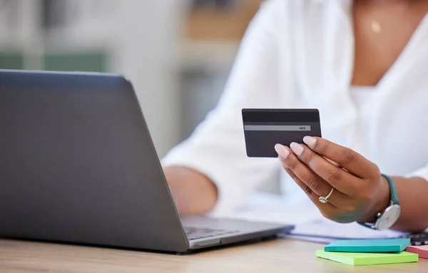 Kredi Kartı Dizüstü Bilgisayar Kadını Elleri Online Alışveriş Finansal Ödeme — Stok fotoğraf