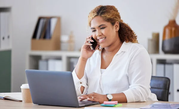 Online Kommunikation Geschäftsfrau Mit Smartphone Und Laptop Ihrem Arbeitsplatz Büro — Stockfoto