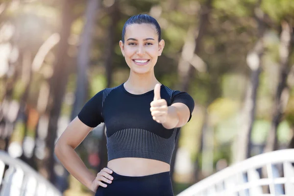 跑步者 肖像画者或快乐的女人 大姆指在公园里 以积极的心态或微笑进行健身训练 有类似标志 手势或大拇指的动机 锻炼或私人教练 — 图库照片