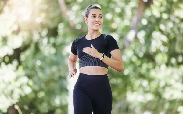 Sonrisa Fitness Mujer Feliz Corriendo Entrenamiento Del Parque Ejercicio Cardiovascular —  Fotos de Stock