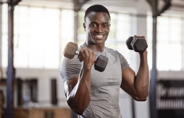 근육질 근육질 근육질 운동등을 흑인을 일등이다 아프리카 선수나 보디빌더 선수는 — 스톡 사진