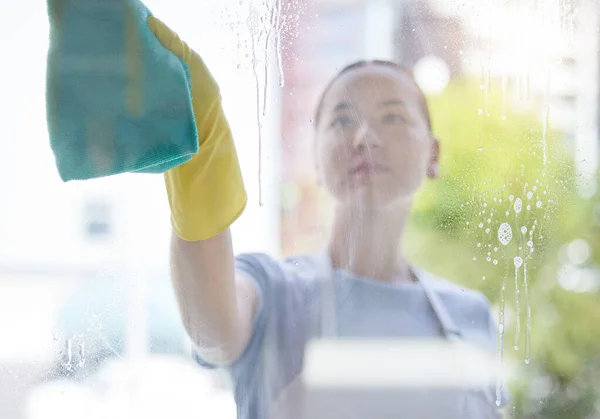 Wytrzeć Okno Sprzątanie Gospodynią Pomocą Środka Dezynfekującego Usuwania Bakterii Domu — Zdjęcie stockowe